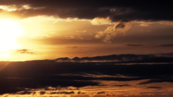 Zonsondergang-zon met wolken-hemel-close-up — Stockvideo