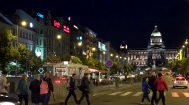 Prag, Çek Cumhuriyeti - 30 Mayıs 2015: gece Wenceslas Meydanı'nda insanlar ve geçen arabalar - binalar ve ışıklar