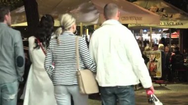 Prag, Çek Cumhuriyeti - 30 Mayıs 2015: şehirde gece restoranı - açık oturma - insanlar oturuyor - yürüyen insanlarla şehir sokak