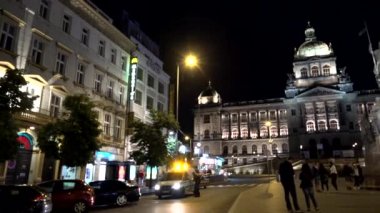 Prag, Çek Cumhuriyeti - 30 Mayıs 2015: Prag - Wenceslas Meydanı - gece - araba ve binalarla şehir caddesi - yürüyen insanlar