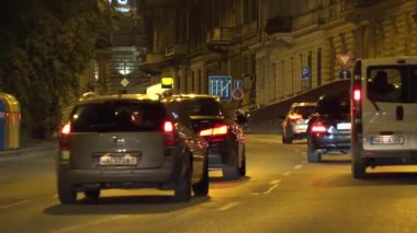 Prag, Çek Cumhuriyeti - 30 Mayıs 2015: gece şehir - geçen araba ile kentsel sokak