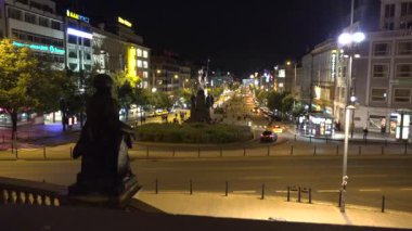 Prag, Çek Cumhuriyeti - 30 Mayıs 2015: gece Wenceslas Meydanı'nda insanlar ve geçen arabalar - binalar ve ışıklar