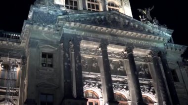 Prag, Çek Cumhuriyeti - 30 Mayıs 2015: Prag Ulusal Müzesi - dış - ön kısım - gece - closeup