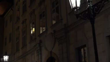 gece kentsel sokak - lamba - gece dış vintage bina - yüksek kontrast