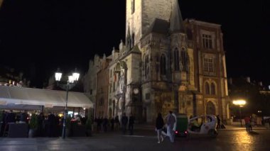 Prag, Çek Cumhuriyeti - 30 Mayıs 2015: gece şehir - Old Town Square - Prag astronomik saat ile Eski Belediye Binası