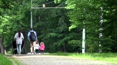 Prag, Çek Cumhuriyeti - 31 Mayıs 2015: parkta yürüyen insanlar (aile) - yaz