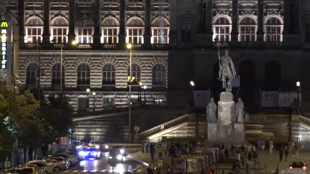 Praag, Tsjechische Republiek-30 mei 2015: nacht Wenceslasplein met mensen en passerende auto's-gebouwen en lichten-close-up — Stockvideo