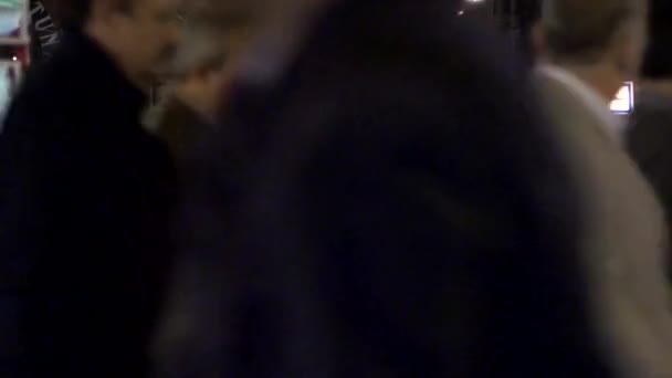 ПЕГИДА, ЧЕШСКАЯ РЕСПУБЛИКА - 30 января 2015 года: ночной город - городская улица с трамваями и людьми — стоковое видео