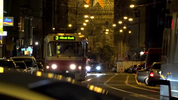 PRAGA, REPÚBLICA CHECA - 30 DE MAYO DE 2015: ciudad nocturna - calle urbana con coches y tranvías - personas caminando — Vídeo de stock