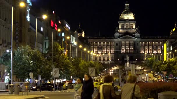 PRAGUE, RÉPUBLIQUE TCHÈQUE - 30 MAI 2015 : nuit Place Venceslas avec les gens et les voitures de passage - bâtiments et lumières — Video