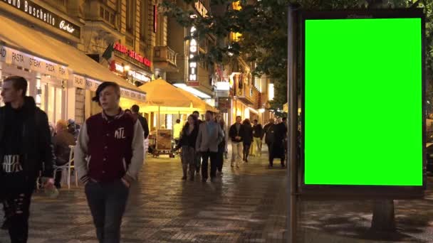 PRAGUE, RÉPUBLIQUE TCHÈQUE - 30 MAI 2015 : panneau d'affichage dans la ville - rue urbaine avec bâtiments - écran vert - personnes — Video