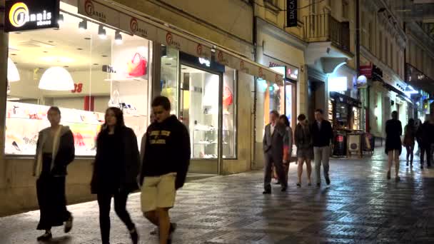 PRAGUE, CZECH REPUBLIC - MAY 30, 2015: night city - urban street (pavement) with walking people - stores — Stock Video