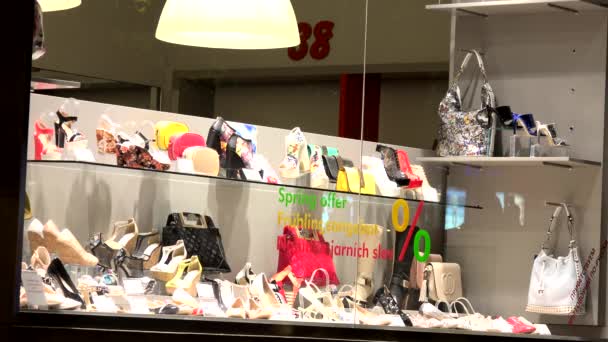 ПРАГА, ЧЕШСКАЯ РЕСПУБЛИКА - 30 мая 2015 г.: магазин обуви - витрина магазина - улица с прогулочными людьми - ночь — стоковое видео