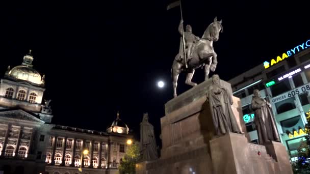 PRAGUE, RÉPUBLIQUE TCHÈQUE - 30 MAI 2015 : Prague - Place Venceslas - nuit - rue urbaine avec voitures et bâtiments - personnes à pied — Video