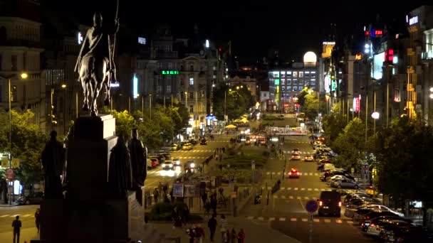 PRAGA, REPÚBLICA CHECA - 30 DE MAYO DE 2015: noche Plaza Wenceslao con gente y coches de paso - edificios y luces — Vídeo de stock