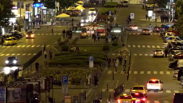 PRAGUE, CZECH REPUBLIC - MAY 30, 2015: night Wenceslas Square with people and passing cars - buildings and lights — Stock Video