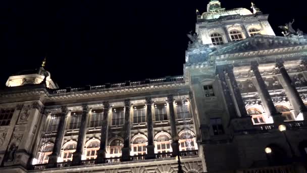 PRAGA, REPÚBLICA CHECA - 30 DE MAYO DE 2015: Museo Nacional de Praga - exterior - parte delantera - noche — Vídeos de Stock