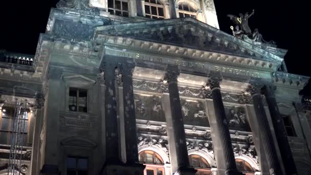 Praag, Tsjechische Republiek-30 mei 2015: Praag Nationaal Museum-exterieur-voorkant-nacht-close-up — Stockvideo