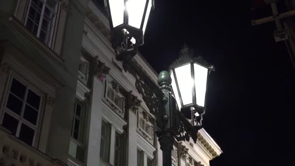 Night urban street - lamp - night exterior vintage building - high contrast — Stock Video