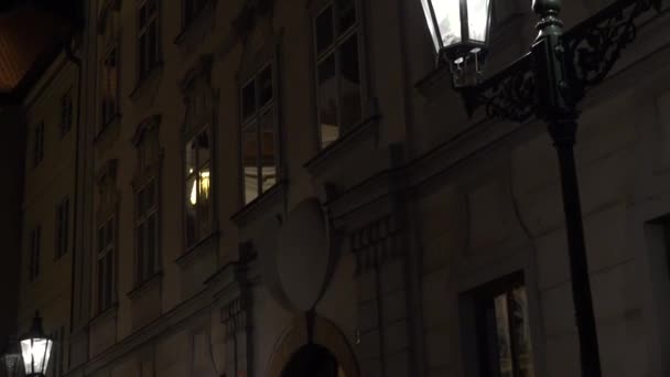 Ночная городская улица - лампа - ночное наружное винтажное здание - высокий контраст — стоковое видео