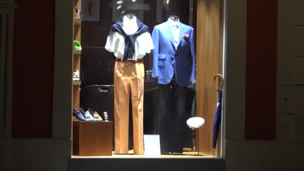 布拉格， 捷克共和国 - 2015年5月30日： 服装店 - 商店橱窗 - 城市街道 - 没有人 - 晚上 — 图库视频影像