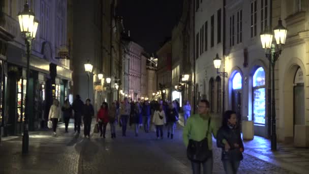 布拉格， 捷克共和国 - 2015年5月30日：夜市 - 城市街道与步行的人 - 公共照明（灯) — 图库视频影像