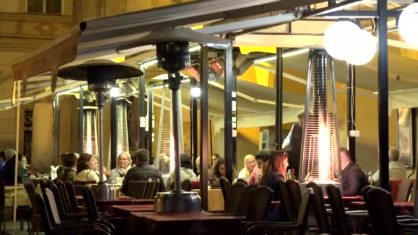 PRAGA, REPÚBLICA CHECA - 30 DE MAYO DE 2015: restaurante nocturno en la ciudad - asientos al aire libre - personas sentadas — Vídeos de Stock