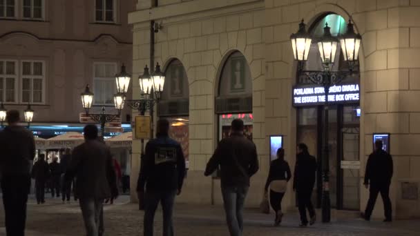 PRAGUE, RÉPUBLIQUE TCHÈQUE - 30 MAI 2015 : ville nocturne - rue urbaine avec promeneurs - éclairage public (lampes ) — Video