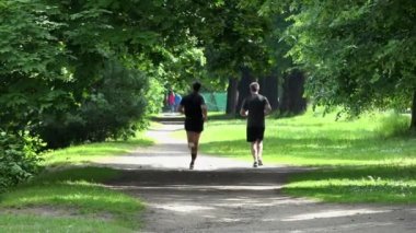 İki adam parkta - spor çalıştıran