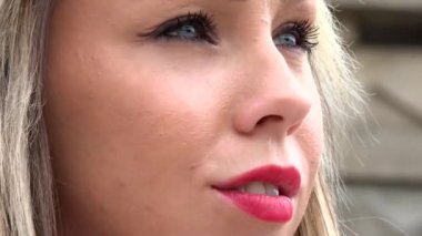 Genç çekici sarışın kadın etrafına bakıyor - sokak - büyük ayrıntı (yakın çekim)