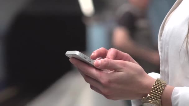 Joven mujer rubia atractiva trabaja en el teléfono inteligente - estación de metro - primer plano — Vídeo de stock