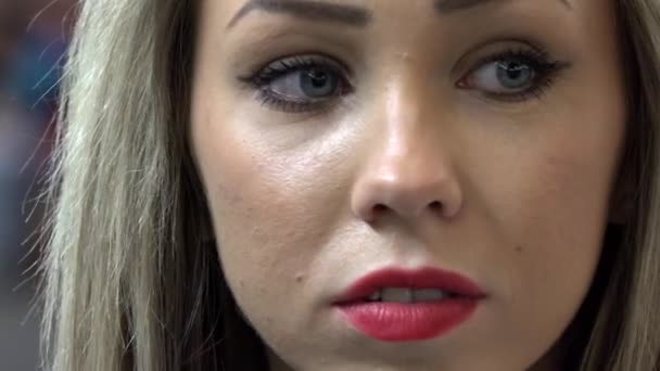 Jovem mulher loira atraente espera pelo metrô e olha em volta - grande detalhe (close-up ) — Vídeo de Stock