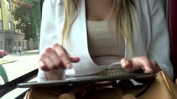 Joven atractiva mujer rubia que viaja en autobús y trabaja en la tableta - primer plano - sacudiendo el movimiento de la cámara — Vídeos de Stock