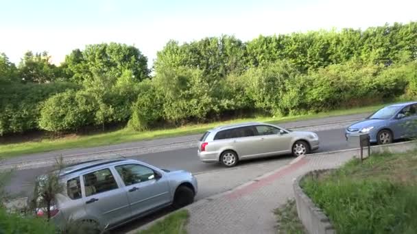 Prague, Tsjechië - 31 mei 2015: man lopen op de mening van de straat - auto's - van eerste persoon — Stockvideo