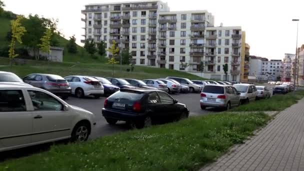 PRAGA, REPÚBLICA CHECA - 31 DE MAYO DE 2015: calle (coches aparcados) con edificio y naturaleza - steadicam — Vídeo de stock