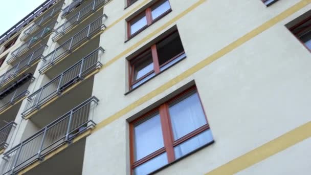 Bloco de elevação alta de apartamentos - janelas - vista de baixo - steadicam - close-up — Vídeo de Stock