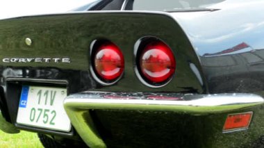 Prag, Çek Cumhuriyeti - 20 Haziran 2015: eski vintage Amerikan otomobili siyah Corvette - arka taraf closeup