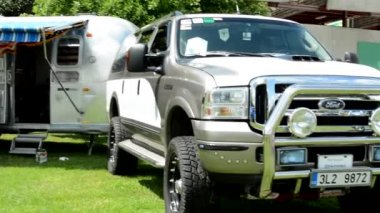 Prag, Çek Cumhuriyeti - 20 Haziran 2015: Amerikan otomobili - Ford Suv - ön taraf