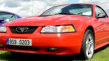 Prag, Çek Cumhuriyeti - 20 Haziran 2015: eski klasik Amerikan arabası - kırmızı Mustang - ön taraf