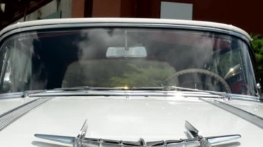 Prag, Çek Cumhuriyeti - 20 Haziran 2015: vintage eski amerikan otomobili - araba kaputundaki krom detay