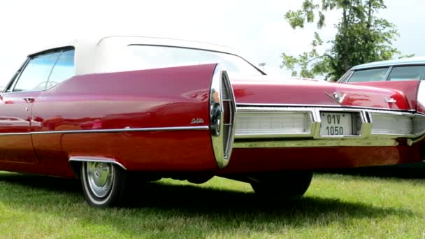 PRAGUE, RÉPUBLIQUE TCHÈQUE - 20 JUIN 2015 : vieille voiture américaine vintage Cadillac - face arrière — Video