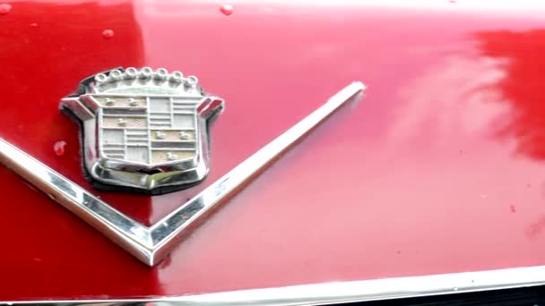 PRAGA, REPÚBLICA CHECA - 20 DE JUNIO DE 2015: viejo coche americano vintage - detalle del logo Cadillac — Vídeos de Stock