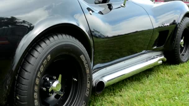 PRAGUE, CZECH REPUBLIC - JUNE 20, 2015: old vintage American black sport car Corvette - side — Stock Video