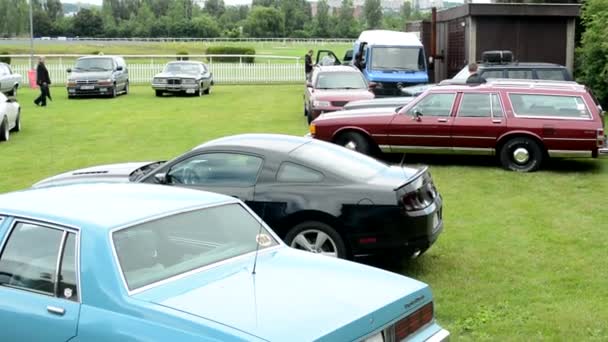 PRAGUE, CZECH REPUBLIC - JUNE 20, 2015: exhibition - old vintage American cars - visitors — Stock Video