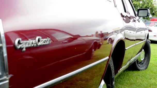 Praha, Česká republika-20. červen 2015: starý ročník americké auto Chevrolet Caprice Classic-nápis zaostřená — Stock video