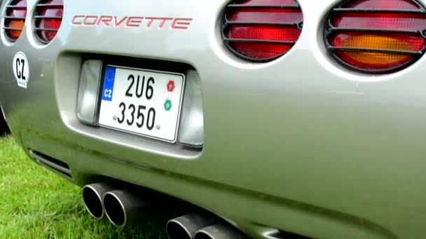 Praag, Tsjechische Republiek-20 juni 2015: klassieke Amerikaanse auto Corvette-achterzijde close-up — Stockvideo