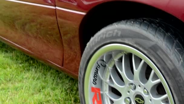 Prag, Tjeckien-20 juni 2015: Classic American bil-närbild Wheel Chevrolet Camaro RS — Stockvideo