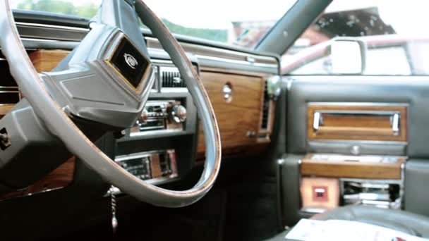 ПРАГА, ЧЕШСКАЯ РЕСПУБЛИКА - 20 июня 2015 г.: старинный старинный американский автомобиль Cadillac - интерьер: колесо — стоковое видео