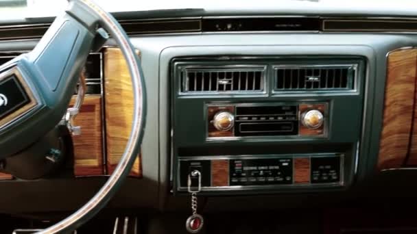 Praag, Tsjechische Republiek-20 juni 2015: oude vintage Amerikaanse auto Cadillac-interieur — Stockvideo