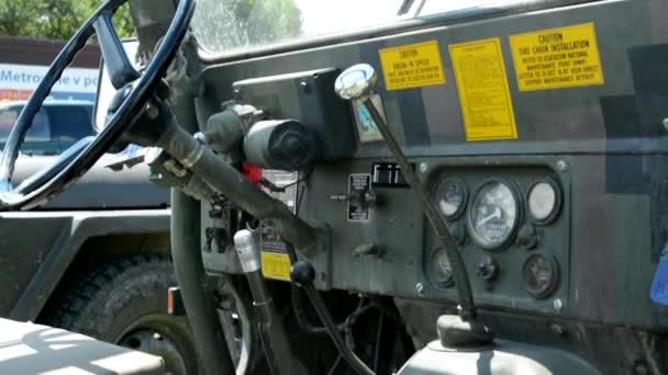 PRAGA, REPÚBLICA CHECA - 20 DE JUNIO DE 2015: viejo coche americano vintage - jeep militar - interior — Vídeo de stock